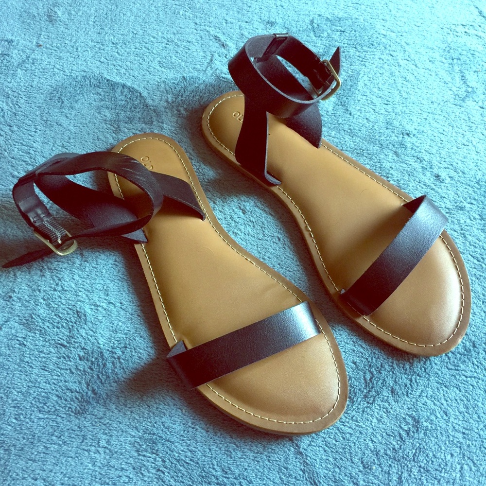 Old Navy sandals like new!